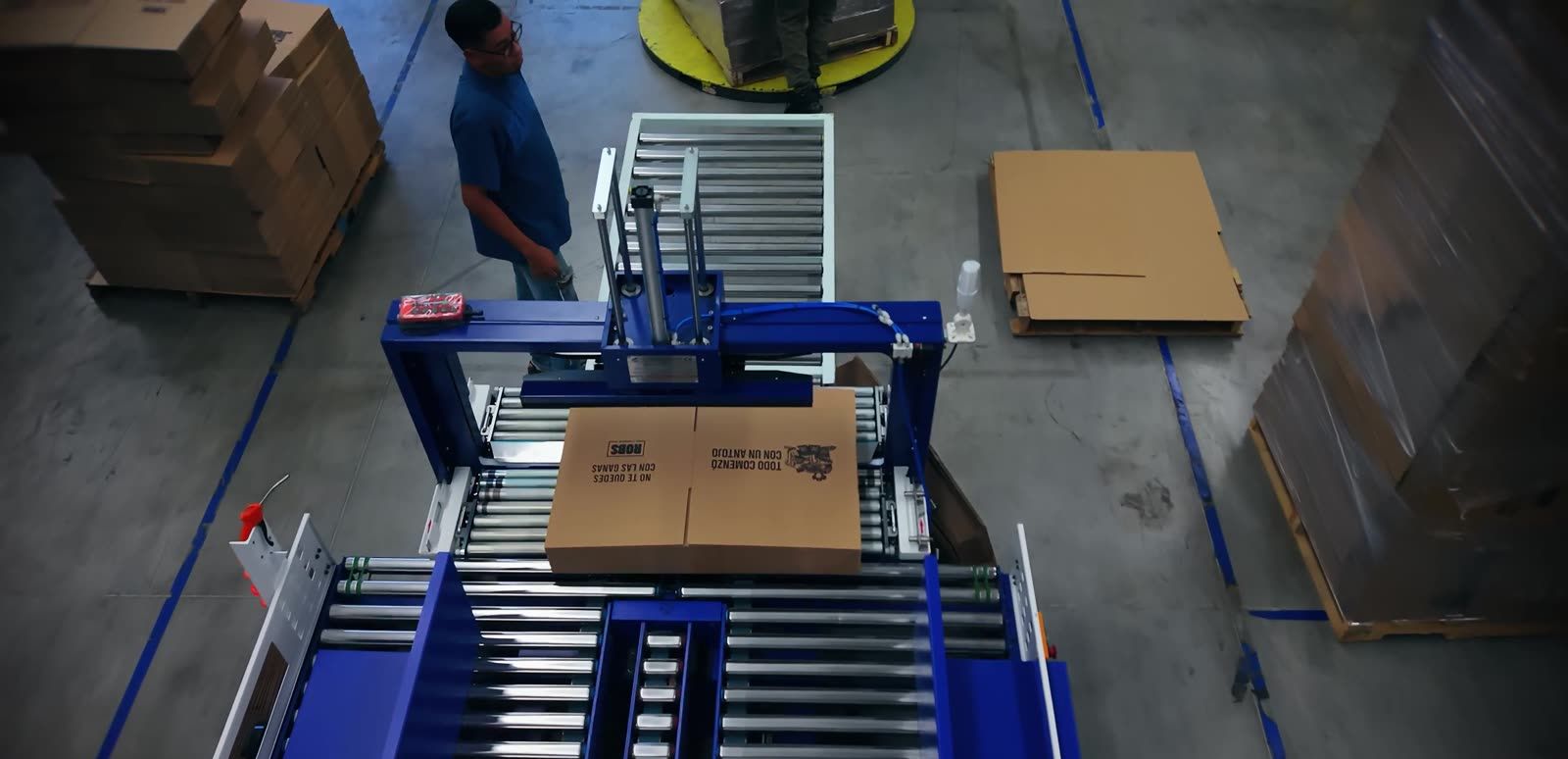 Caja terminada sobre la línea de rodillos