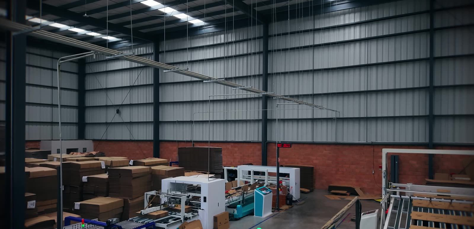 Interior de la planta de cartón con láminas y cajas
